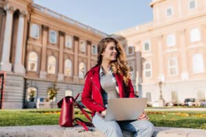 Estudante de mestrado no Canadá em frente a uma das melhores universidades do mundo no Canadá