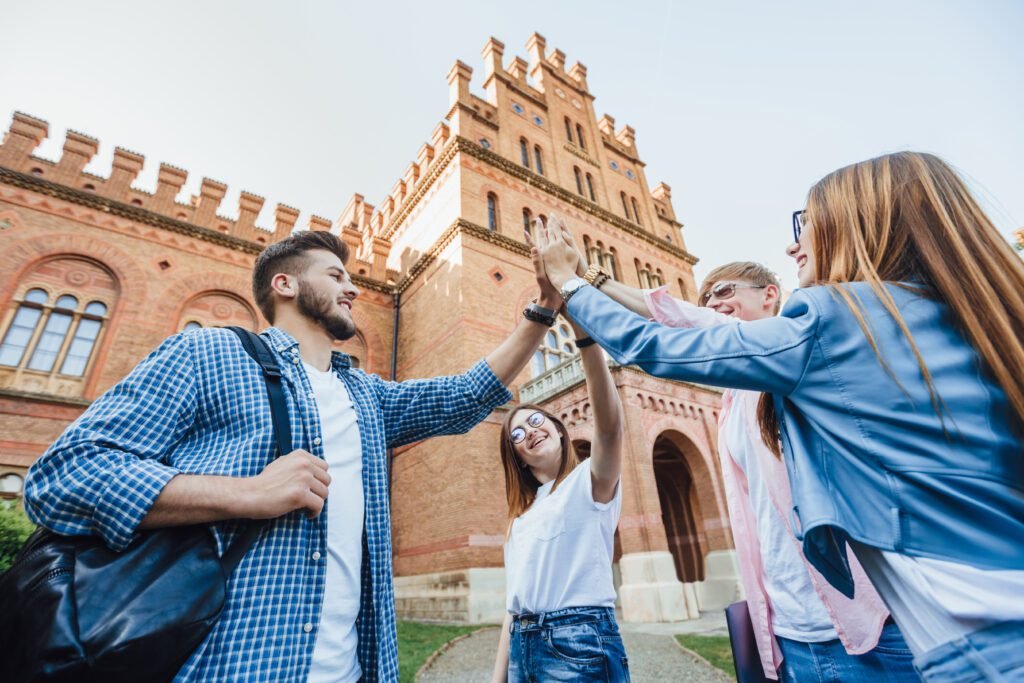 Estudantes de uma universidade no canadá, que estão lá para estudar no Canadá e trabalhar no Canadá