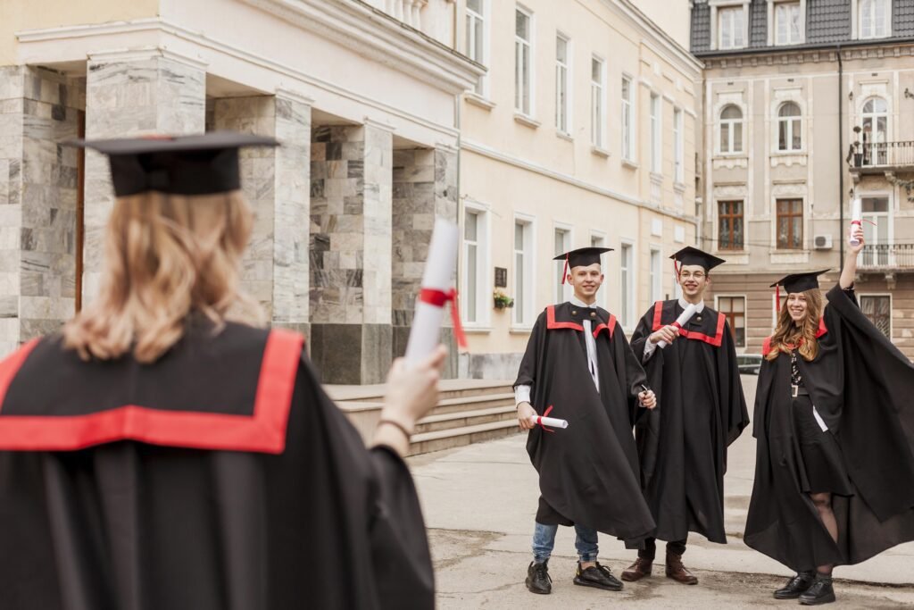 universidade no canadá celebrando que puderam estudar no canadá e agora podem trabalhar no canadá